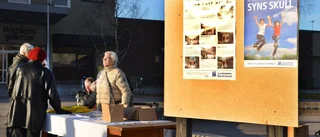 Vita käppar visar vägen