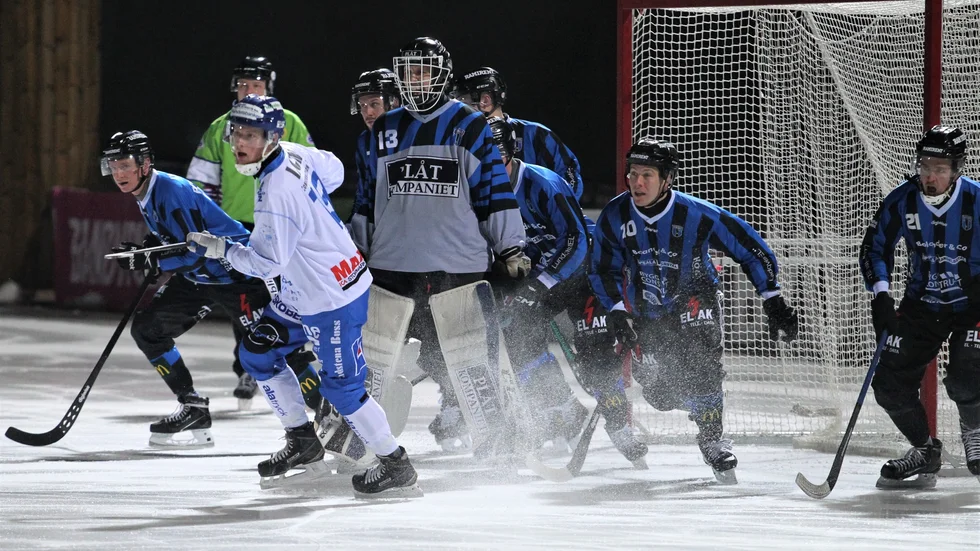 IFK Motalas Alex Höög efter en hörna för IFK borta mot Sirius.