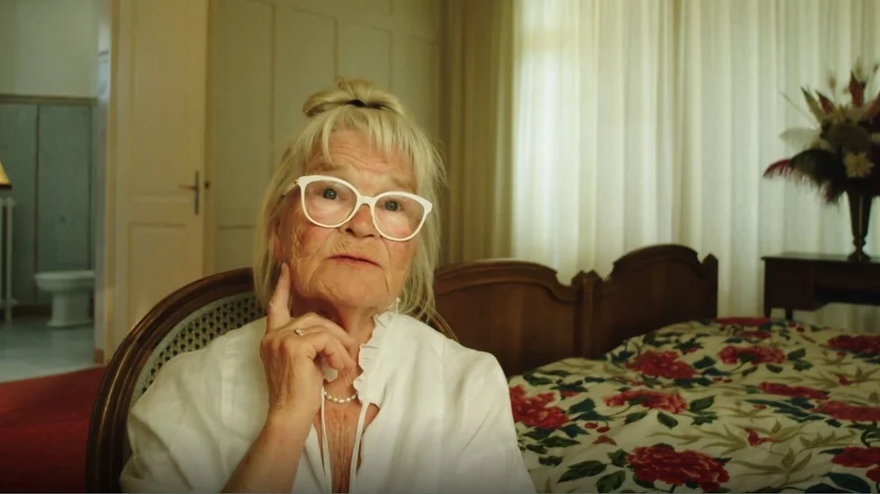 Merja Haanpää, 69 år från Uppsala, vill leva livet så länge hon har livet i sig. Därför sökte hon till "Hotell Romantik".