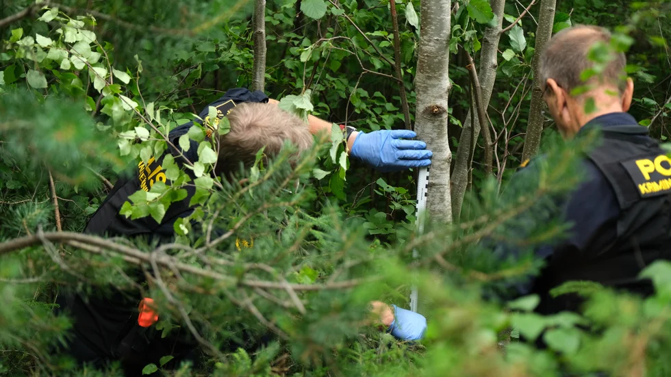 Polisen undersöker brottsplatsen där den unga flickan hittades svårt skadad på Morö Backe.