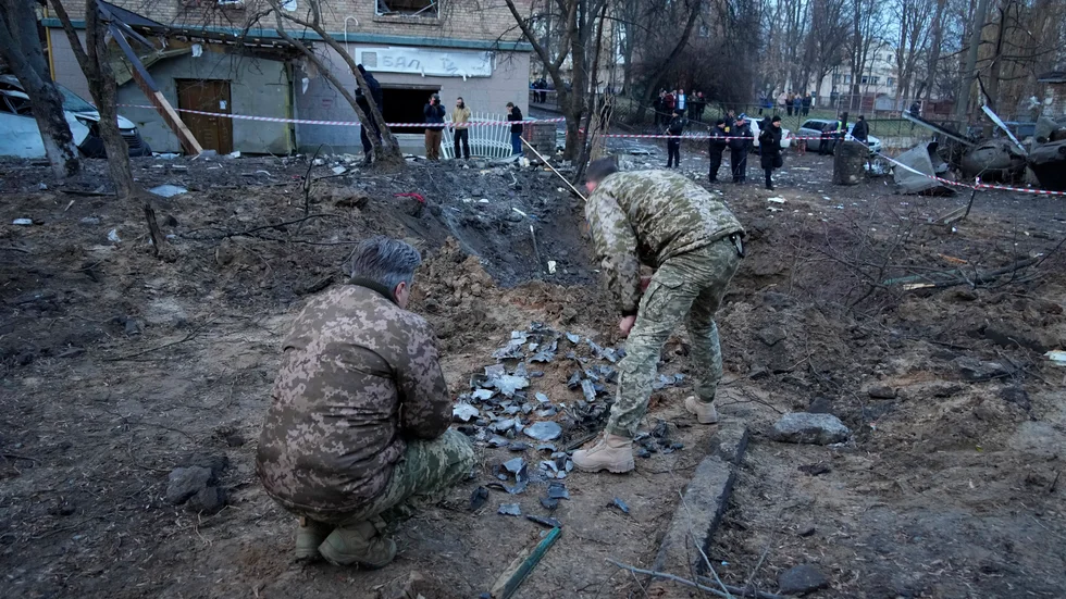 Ukrainska experter undersöker nedslagsplatser efter ryska attacker mot huvudstaden Kiev.