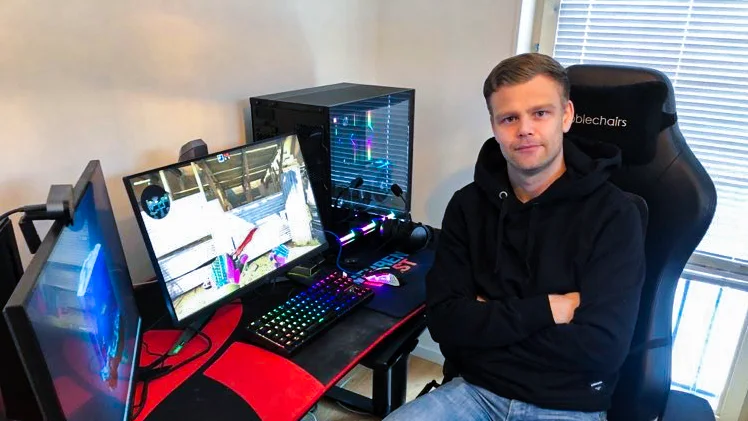 ”Henrik “Werren” Westman har byggt sig en karriär inom e-sport. Men uppmärksamheten är han fortfarande ovan med. "När folk på stan frågar om vi kan ta en bild tänker jag “va, vill någon ta en bild med mig?", säger han.