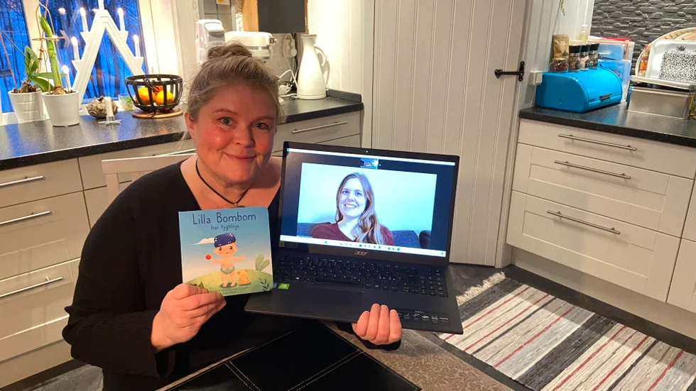 "Det finns så fina och smidiga tygblöjor idag och vi vill att fler ska upptäcka dem som ett sätt att hålla nere blöjkostnader och samtidigt bidra till det hållbara samhället", menar Nickolina Burvall Nilsson och dottern Amanda Burvall Engman som tillsammans skrivit boken "Lilla Bombom har tygblöja".