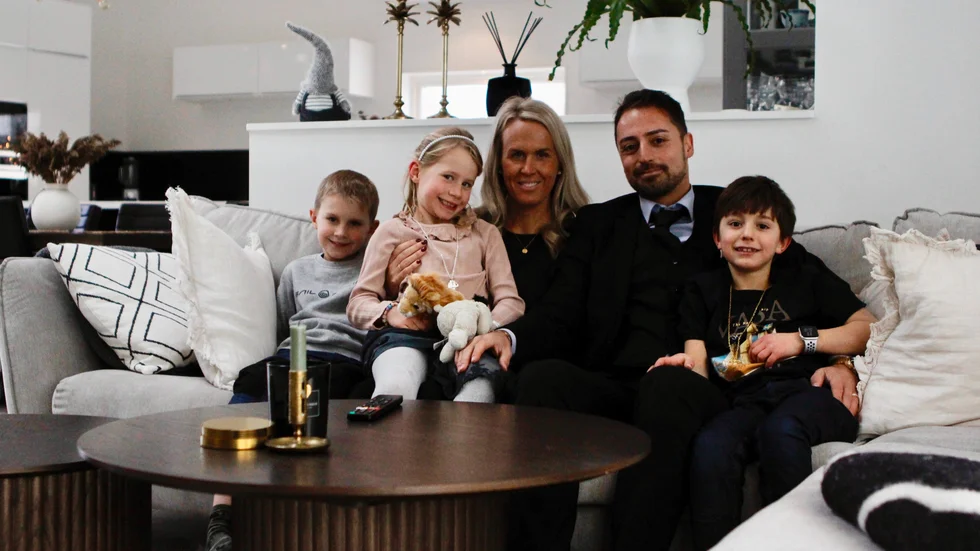Nu hoppas Poyan Sandnell att solcellerna ska hjälpa familjen att spara pengar på elräkningarna. På bilden syns: Wilmer, Freja, Malin Engström, Poyan Sandnell och Filip.