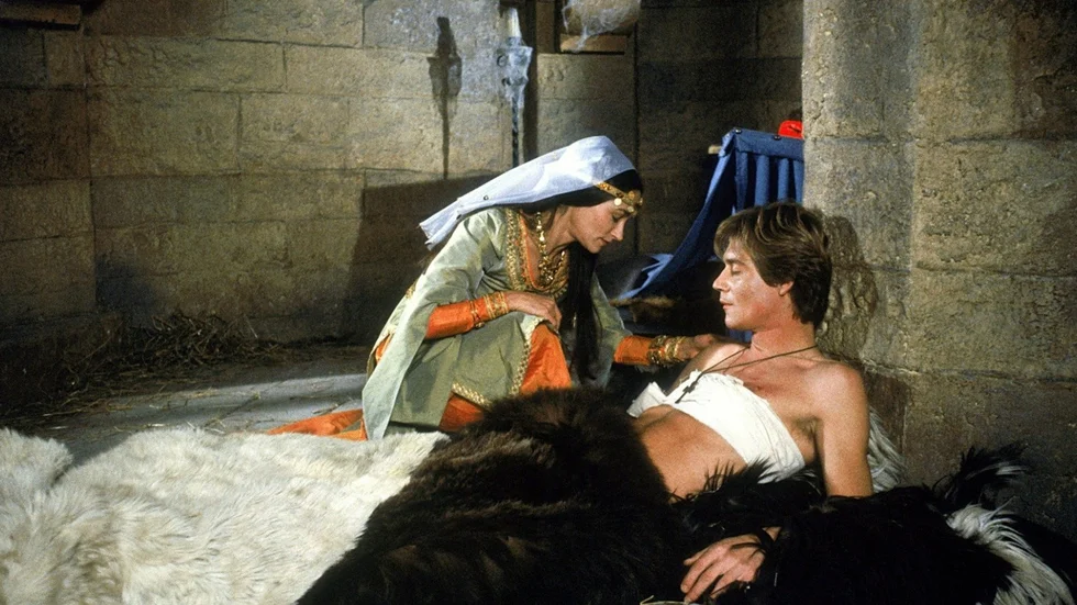 Rebecca (Olivia Hussey) vårdar Wilfred av Ivanhoe (Anthony Andrews) i Douglas Camfields "Ivanhoe" (1982).  
