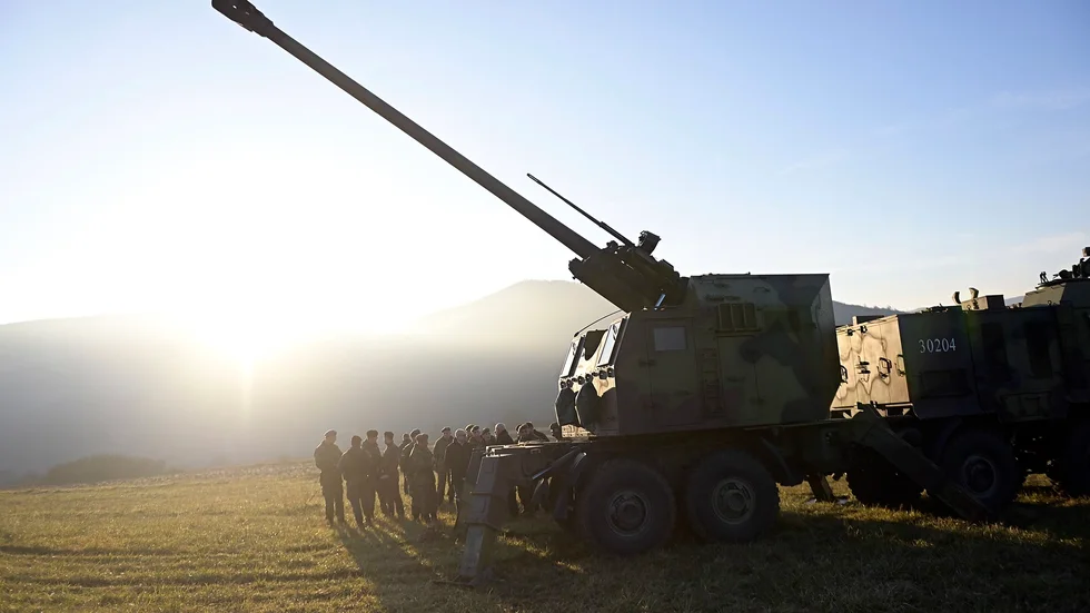 Bild från serbiska försvarsmakten av haubitsar i position nära gränsen mot Kosovo på annandag jul.