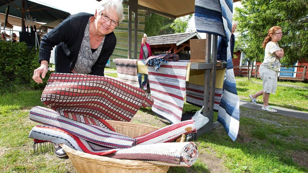 Mattor. Till marknaden på Hägnan hade Irene Johansson med sig ett tiotal trasmattor.