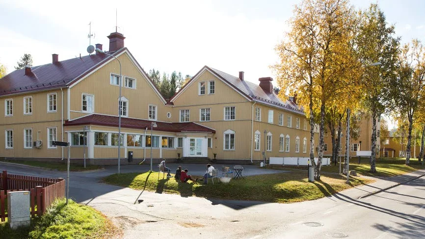 STÄNGS. Det gamla hotellet i Porjus har fungerat som asylboende men nu måste det stängas ner på grund av att Bert Karlssons bolag Jokarjo AB inte skickat in avtalet i tid.