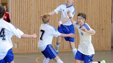 Emil Sandlund hoppar högst av alla efter sitt segermål i finalen mot FC Norra.