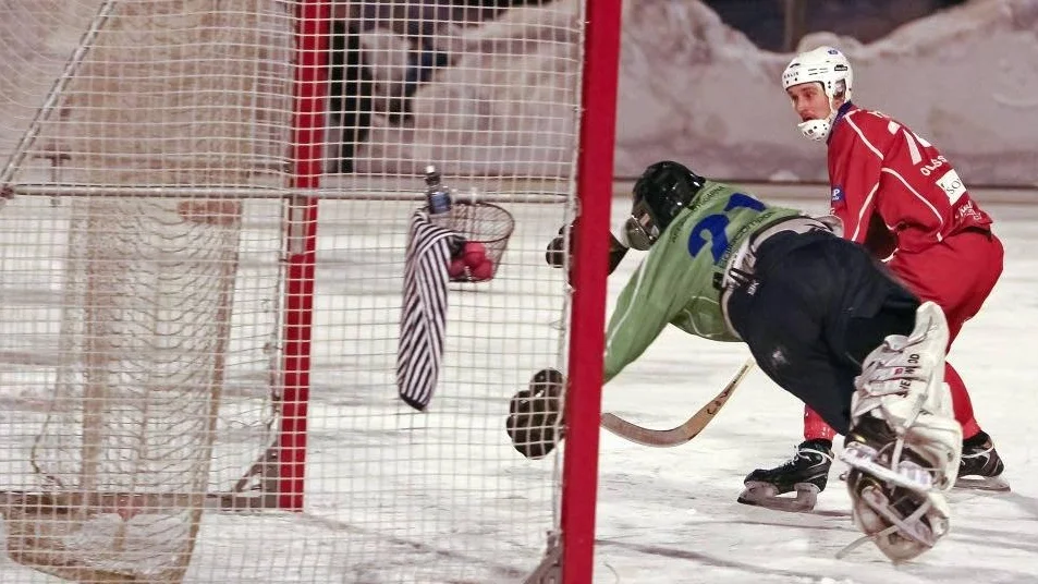 Erik Olovsson gjorde två mål för Kalix Bandy mot Broberg i Champions Cup.