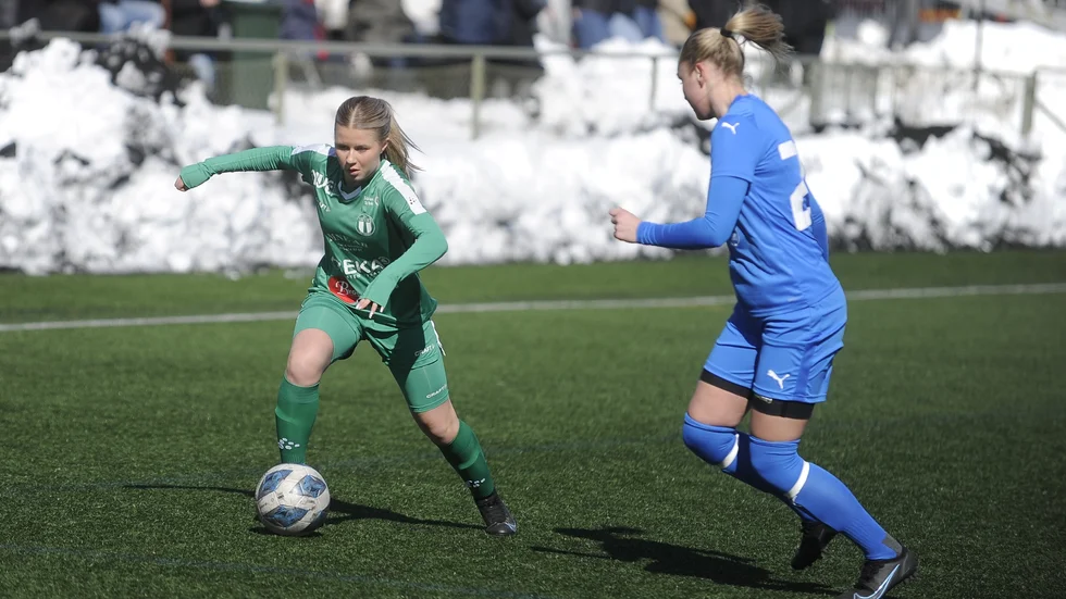 Inhoppare Wilma Nilsson utmanar en Svärtingeback. Tun föll mot östgötakollegan med 1-2.