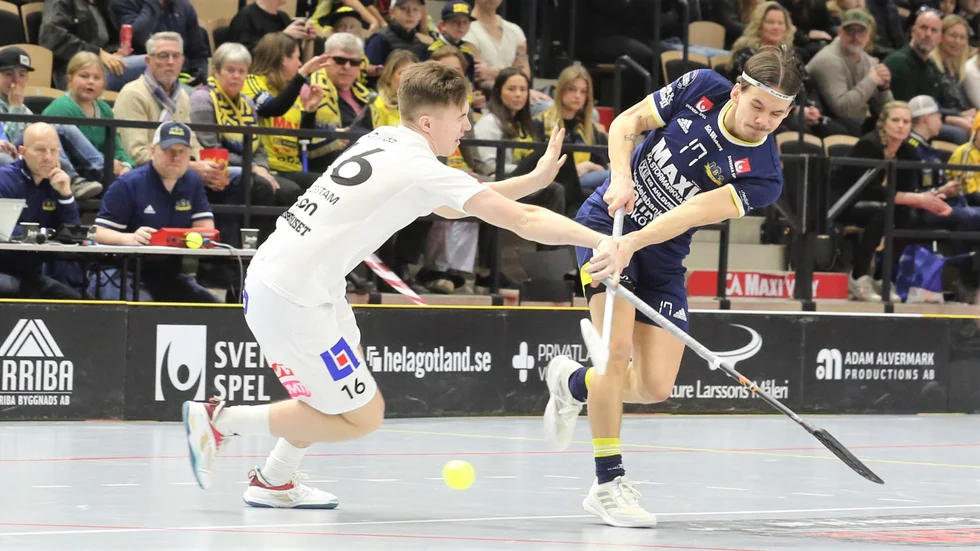Anders Skoog med ett avslut i playoff-matchen mot Karlstad.