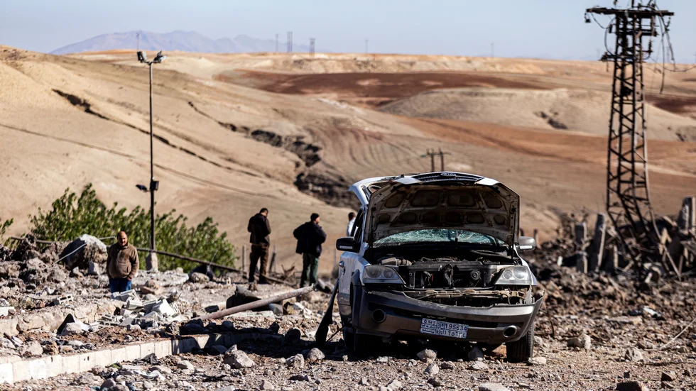 Invånare i al-Hasakah betraktar skadorna efter ett av de turkiska flygangreppen.
