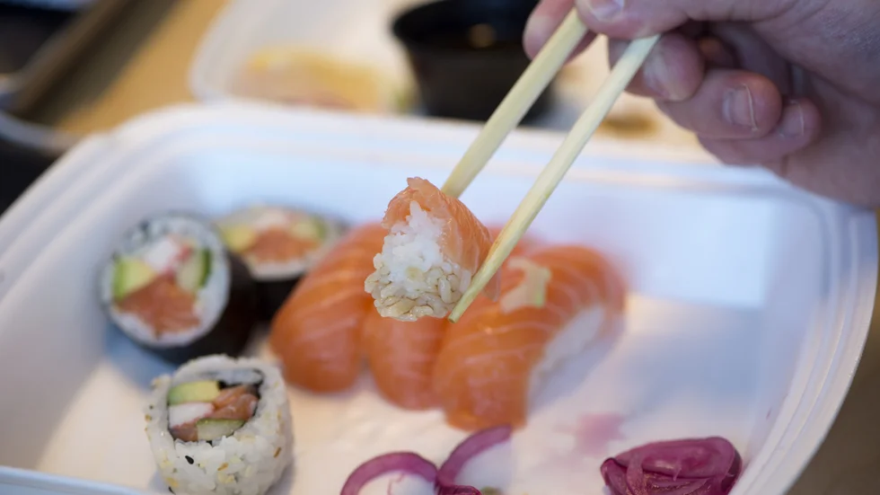 Snabbmatskedjor, kaféer, sushiställen och även matbutiker som säljer lunchlådor omfattas av den nya lagstiftningen som träder i kraft 2024. Arkivbild.