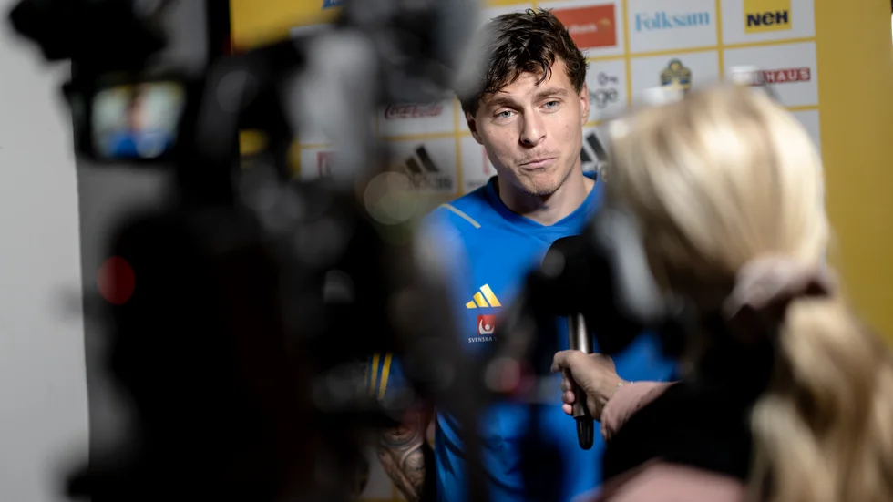 Victor Nilsson Lindelöf under en pressträff i Girona.