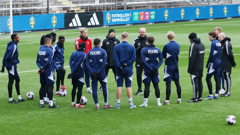Glen Riddersholm med spelarna som ska vara med mot Oskarshamn i dag.