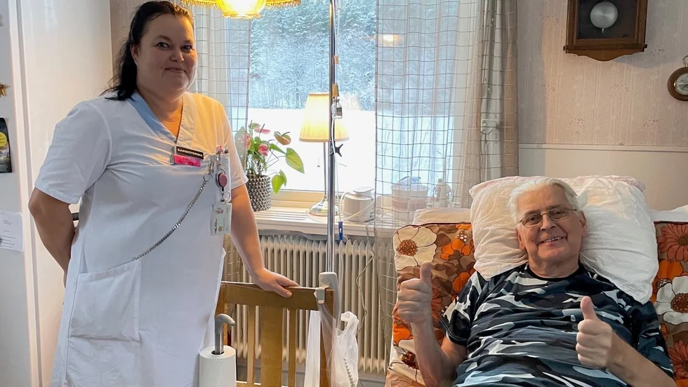Sjuksköterskan Anne Harila vid sitt första hembesök i nära vård hos Per-Martin Pettersson. 