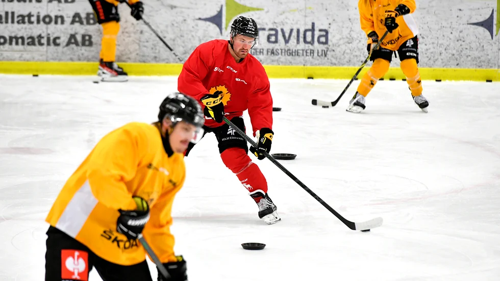 Adam Mascherin var tillbaka på isen i Skellefteå Kraft arena, om än i C-hallen den här gången, under tisdagsmorgonen.