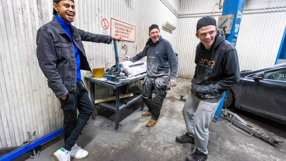 På SHRA Motorgården Luleå träffas många personer från olika delar av världen. Här samspråkar Omer Musa, född i Eritrea men uppvuxen i Sudan med Tommy och Morgan Bord. Tommy är bördig från Helsingör. 