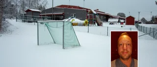 Fredrik vill återvinna kasserade konstgräset • "De ligger ju bara där"