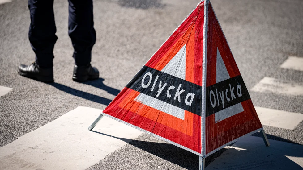 En ung man misstänks för vårdslöshet i trafik och vållande till kroppsskada efter att en medpassagerare skadats i en frontalkrock med en annan bil. Arkivbild.