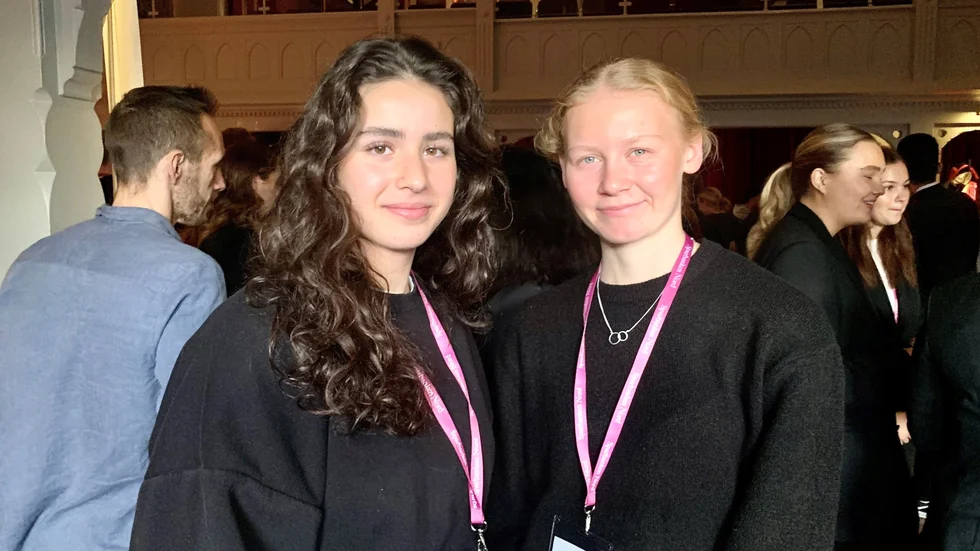 Jamilia Backteman, 17 och Maja Erlandsson, 18 var två som deltog med sitt UF-företag Tänd ett ljus. De berättar att de också planerar att starta en insamling till Barncancerfonden, där de tänkt skänka fem procent av sin vinst till cancerdrabbade barn. 