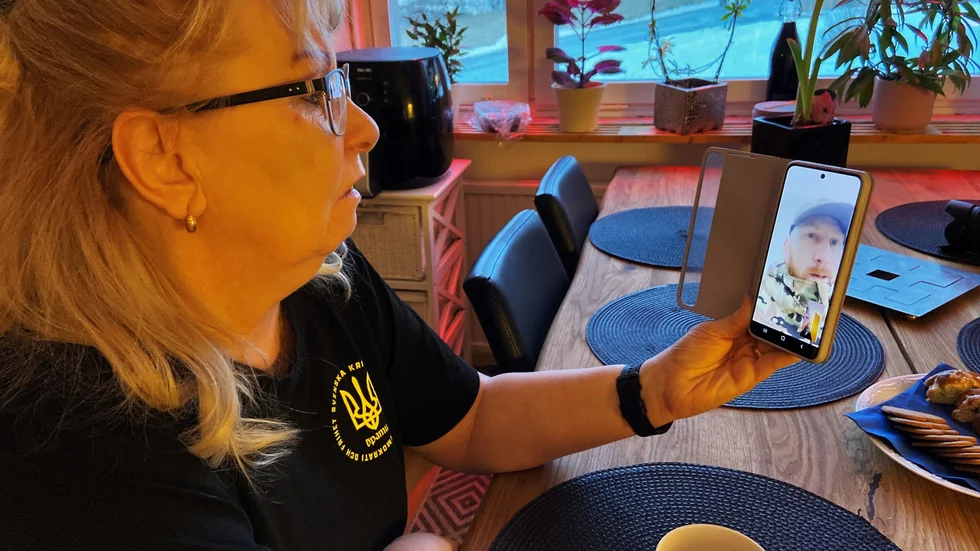 Nell Nyström, Kiruna, har ofta kontakt med sin son Daniel Nyström, trots att han befinner sig i krigets Ukraina. Daniel är där sedan sju månader tillbaka som frivillig.