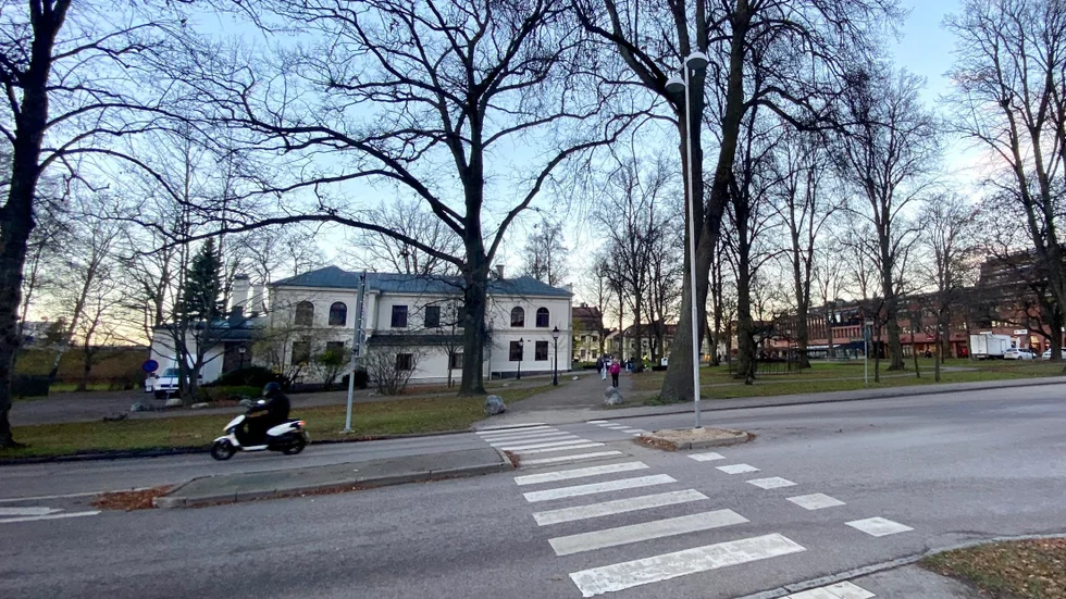 Övergångsstället vid Teaterparken har fått gatlyse.