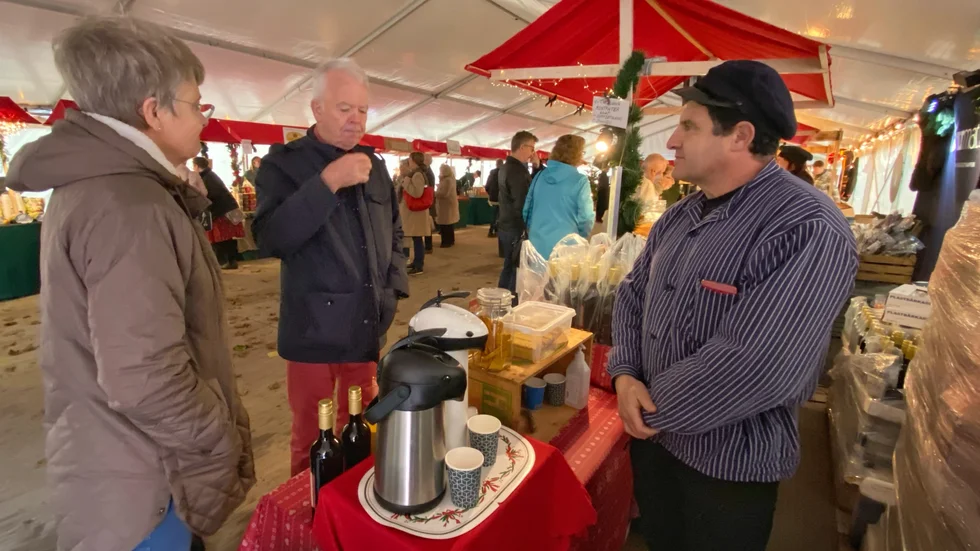 
Lucas Covarrubias Alonso säljer glögg, bland annat en på äpple och saffran som smakar "flytande lussebulle". Ing-Marie och Christer Sandell från Söderköping instämmer i beskrivningen.