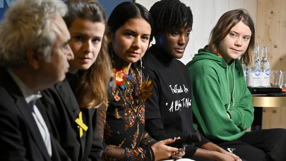 Greta Thunberg, längst till höger, i panelsamtalet i Davos. De övriga på bilden är IEA-chefen Fatih Birol samt klimatprofilerna Luisa Neubauer, Helena Gualinga och Vanessa Nakate.