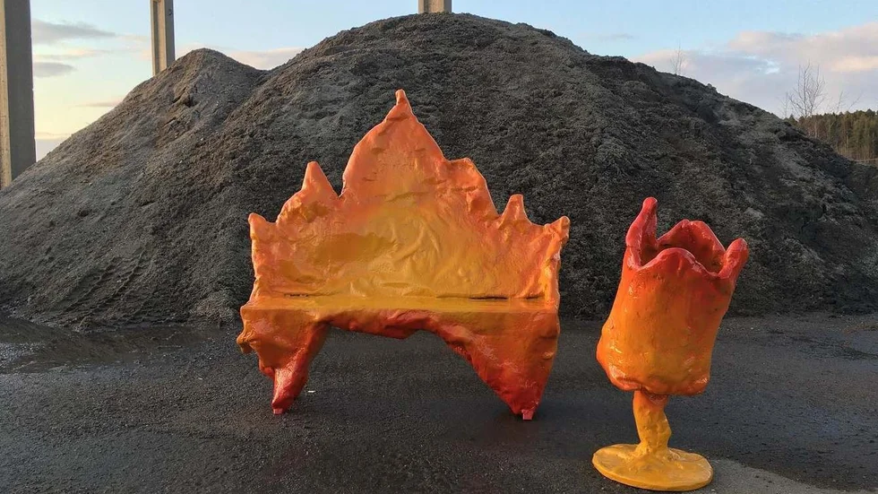 Lotta Lampa ställer ut i Köttinspektionen. Verket heter "Burns out" och är en soffa och en sopkorg i glasfiber.