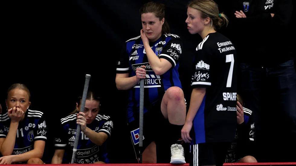 Siriusspelare deppar i Ormingehallen. Helgens förlust mot Nacka gör det mycket svårt för laget att hänga kvar i superligan.