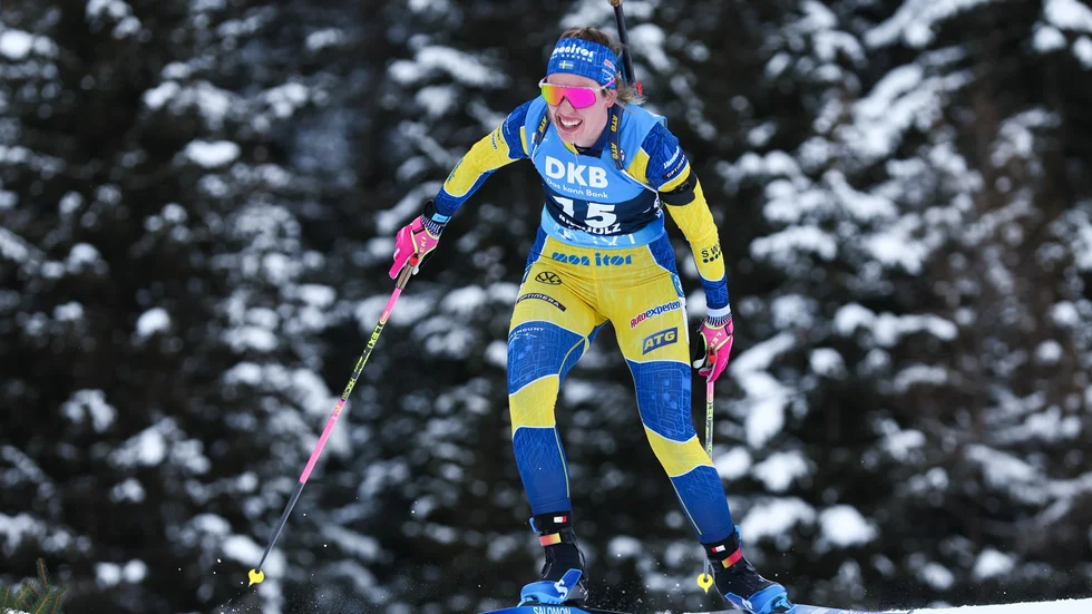 Elvira Oberg fick kliva upp på pallen för andra dagen i följd efter en ny tredjeplats i jaktstarten.