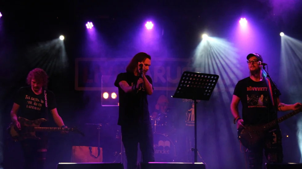 Linköpingsbandet Vetifan inledde kvällen med klassisk punkmusik.