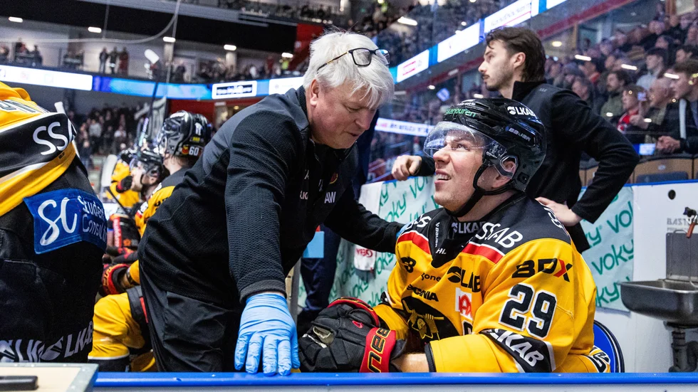 Erik Gustafsson led i båset i andra perioden, men kom tillbaka i spel i den tredje perioden.