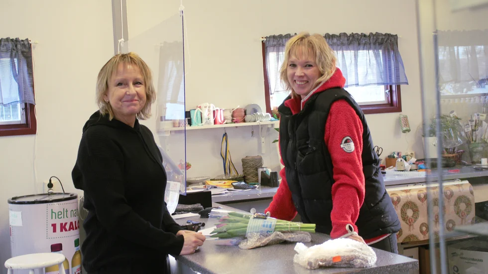 Caroline Andersson från Ankarsrum handlar av Linda Oskarsson på Hjorteds handelsträdgård i den ombyggda butiken.