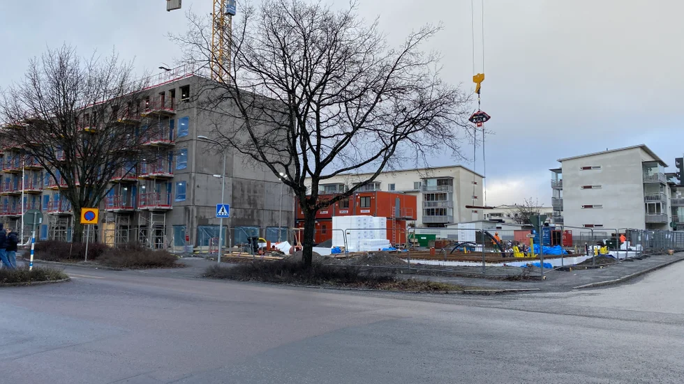 Boende i de vita husen intill möbelhustomten på Torggatan har nu fått avslag på sin överklagan av bygglovet. Om ett år räknar Genova med inflyttning i de första lägenheterna.