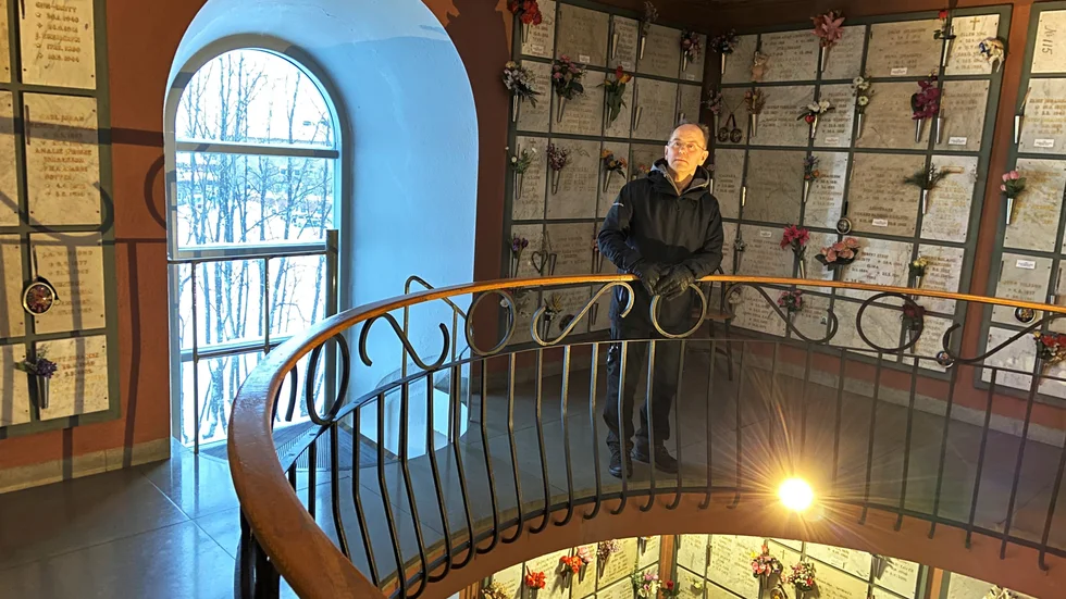 Kolumbariet i Kiruna är viloplats för många avlidna. Göran Stålnacke är fastighets- och kyrkogårdschef på Kiruna pastorat. 