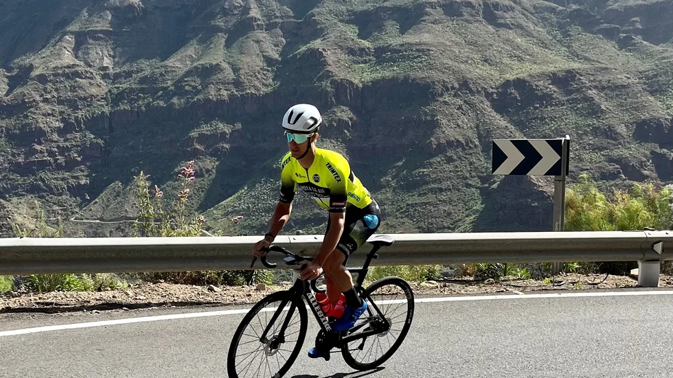 Fredrik Johansson i Maifdräkten på ett läger på Gran Canaria.