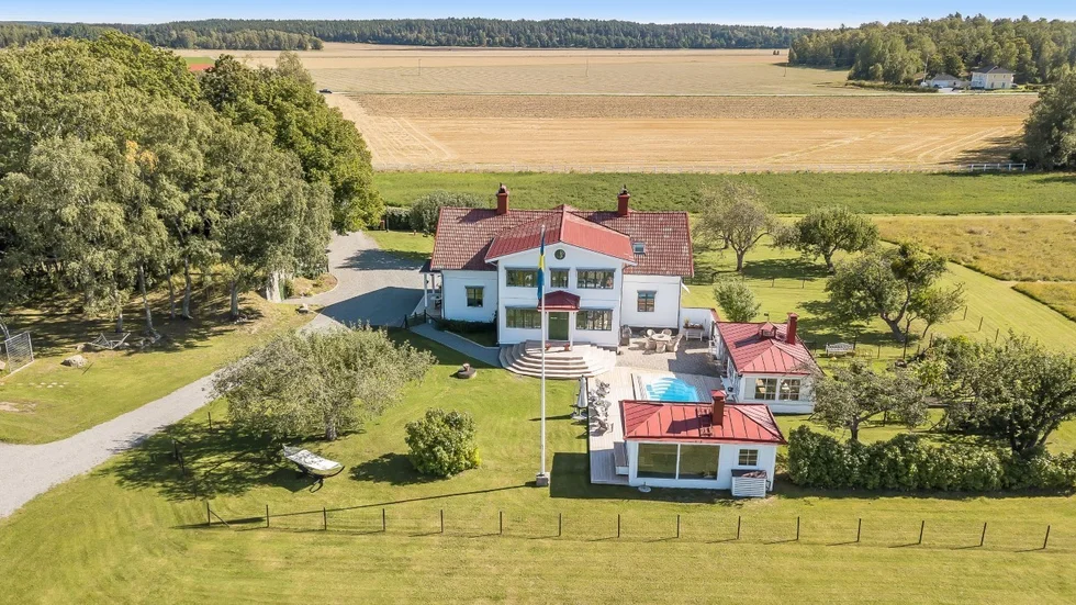 Backgården har kopplingar till Axel Oxenstiernas Fånö slott. Nu toppar Backgården i Grillbytrakten Hemnets klicktopp vecka fem i överlägsen stil.