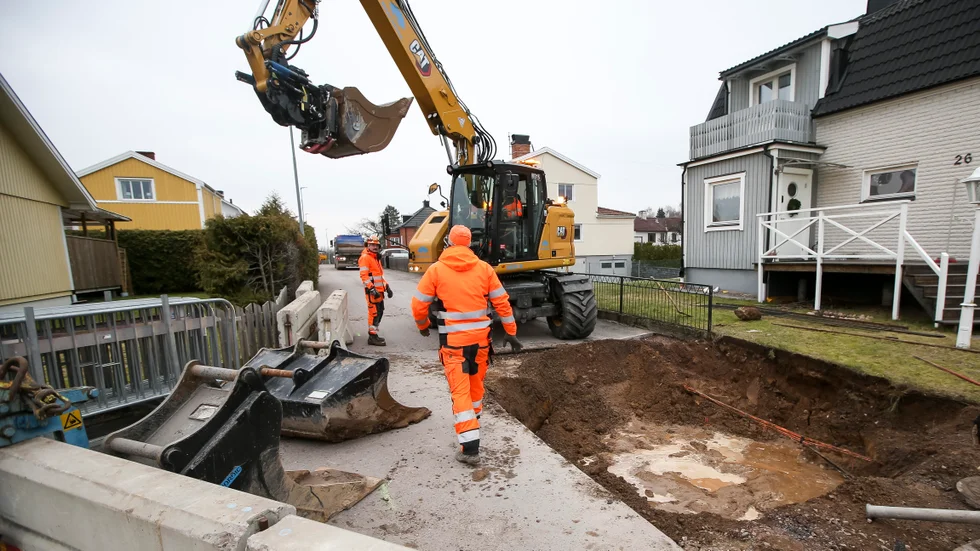 Arbetet vara redan från början lite komplicerat då materialet under vägbanan var som kvicksand. Det blev än värre när lastbilen började sjunka ner i vägen.