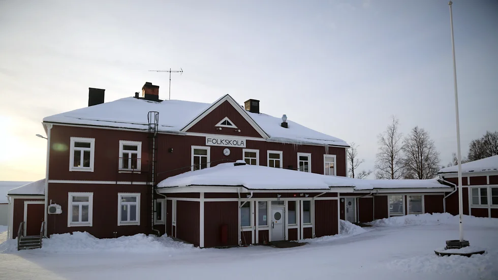 Skribenten funderar kring Parkskolan i Glommersträsk och kommunens likabehandlingsprincip och får svar direkt.