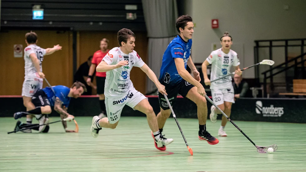 Isac Zerpe är lagkapten i Öjebyns IBF och gjorde två assist i premiären. Men det blev alltjämt förlust borta mot IBF Dalen. (Arkivbild)