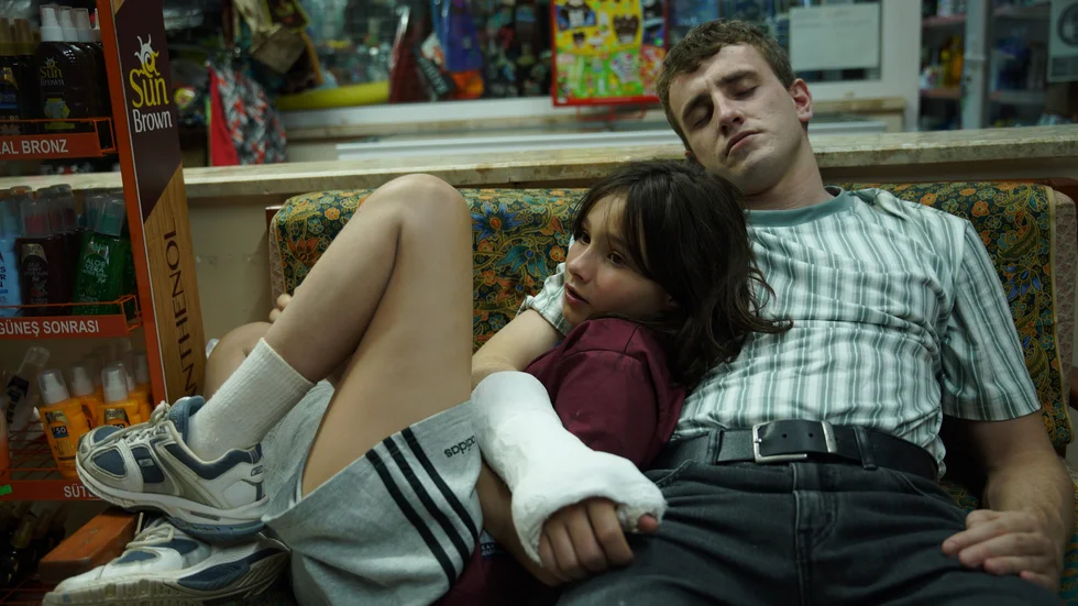 Sophie (Frankie Corio) och Calum (Paul Mescal) i "Aftersun". Pressbild.