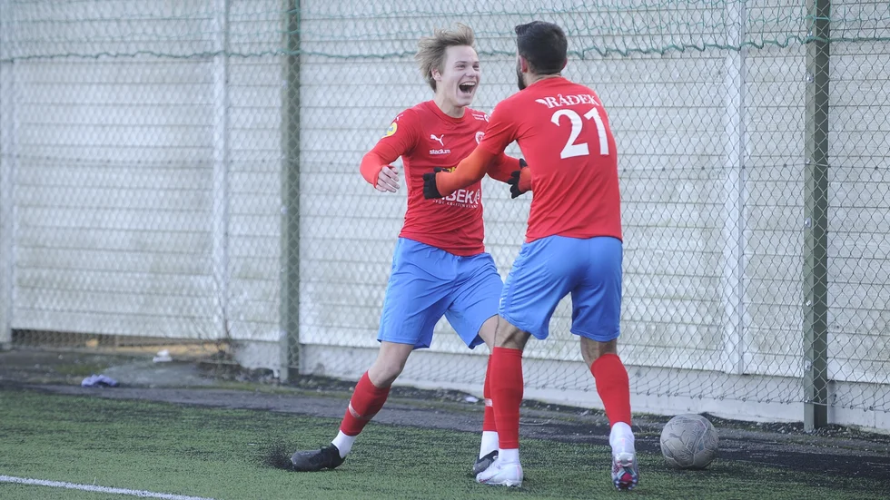 17-årige Maximiliam Rehnqvist Bovbjerg plockades upp i A-laget och gjorde lagets enda mål mot Värmbol.