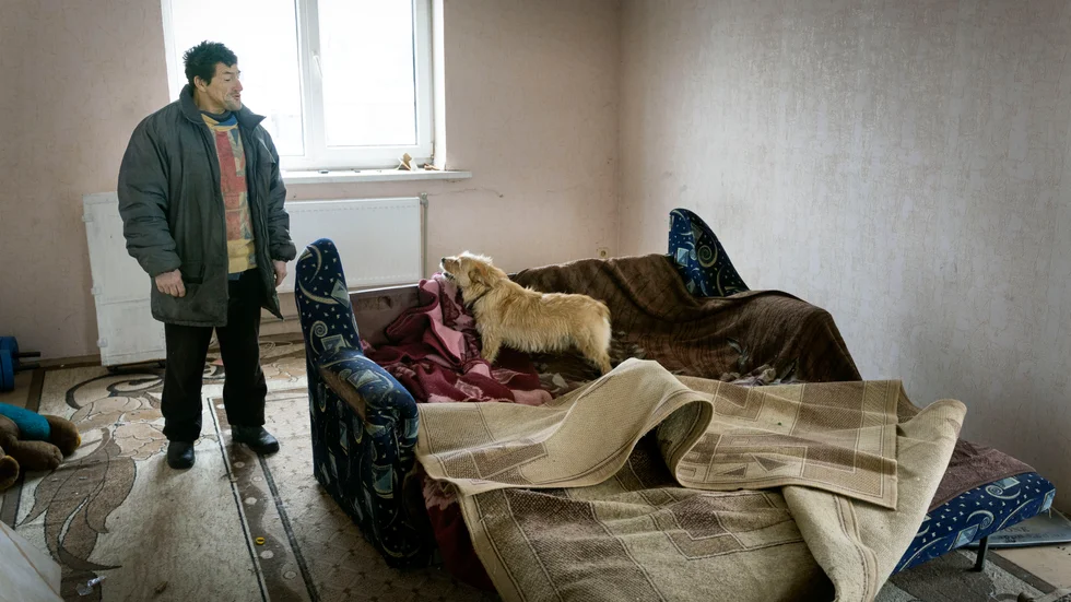 De ryska soldaterna tog över och bodde i Jurij Radtjenkos hus. På övervåningen sov de i soffan, där hunden Chips nu leker.