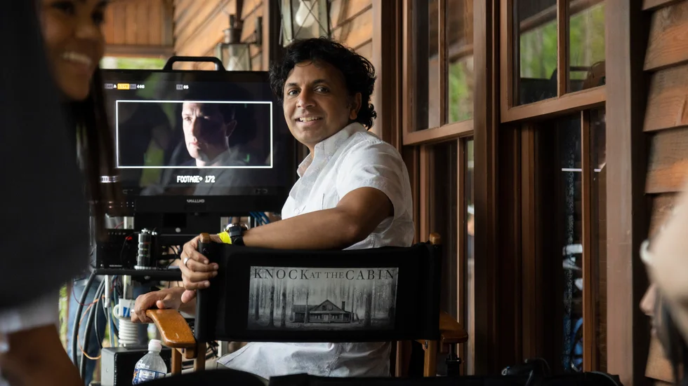 Regissören M Night Shyamalan under inspelningen av "Knock at the cabin".