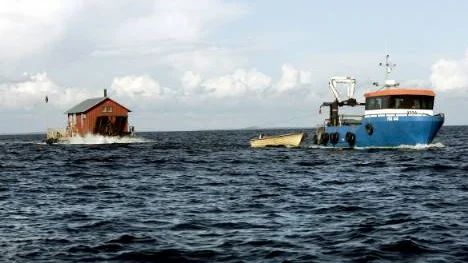 Så här såg det ut i september 2006 då en av de olagliga stugorna på Brändöskär flyttades till Junkön. Nu har en granne överklagat två nya planerade stugor.