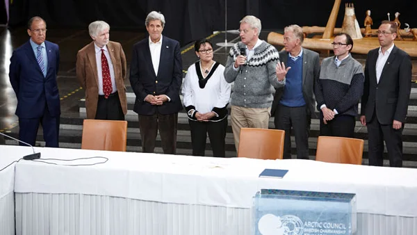 Rysslands utrikesminister Sergey Lavrov, Finlands utrikesminister Erkki Tuomioja, USAs utrikesminister John Kerry, Kanadas hälsominister Leona Aglukkaq, Sveriges utrikesminister Carl Bildt, Danmarks utrikesminister Villy Sovndal, Norges utrikesministerEspen Barth Eide, Islands utrikesminister Hermann Ingolfsson under det atrktiska rådets möte i Flkets hus i Kiruna.