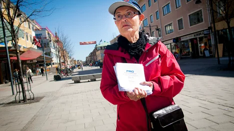 Marianne Nilsson från PRO delar ut information på Storgatan